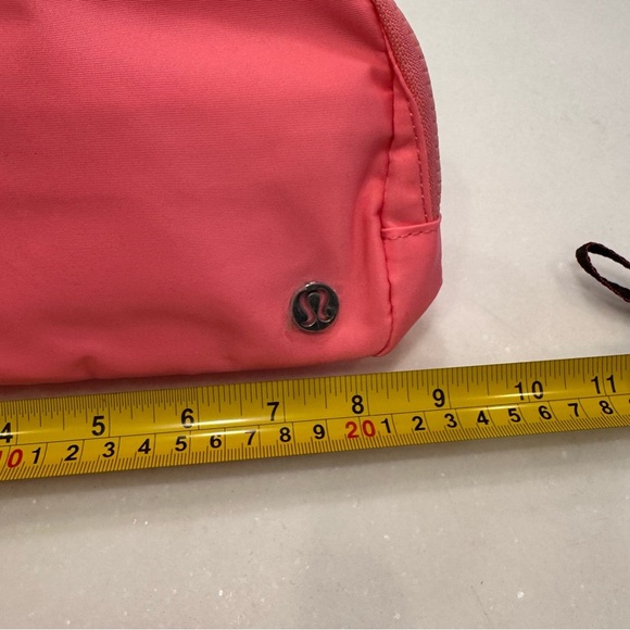Lululemon Everywhere Belt Bag pink NWT Adjustable Strap - Picture 9 of 11